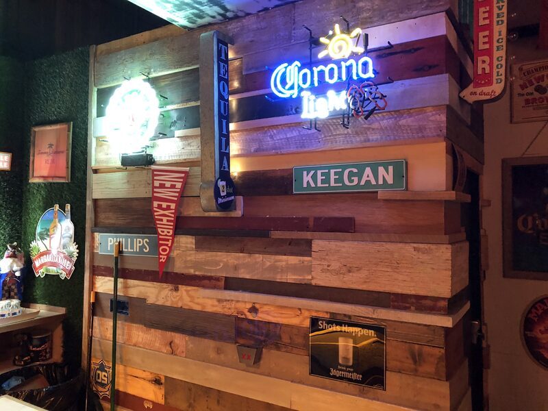 Bar im Gaslamp Quarter mit Neonschildern und einem New-Exhibitor-Wimpel