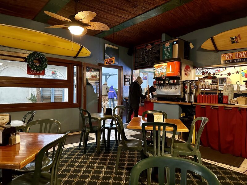 Gemütliches Strand-Café mit Surfbrettern in San Diego