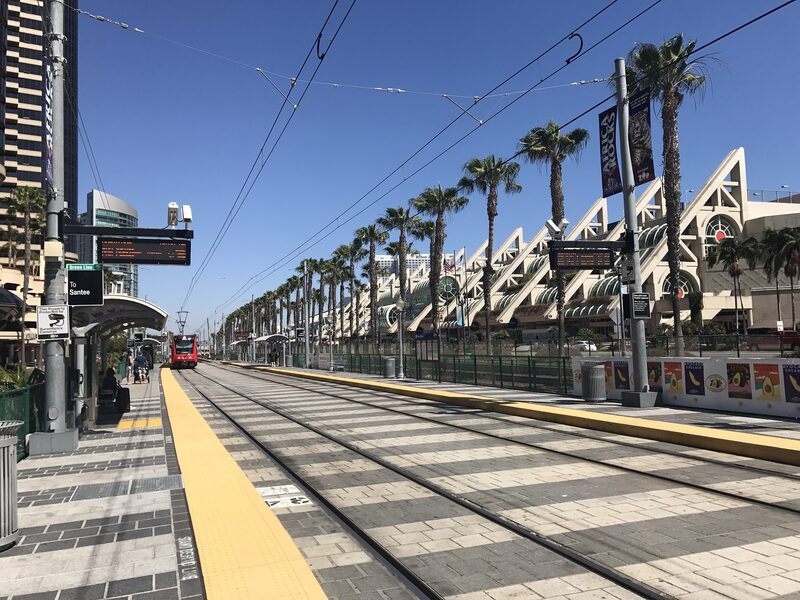 Trolley-Station direkt am San Diego Convention Center mit Palmen und blauem Himmel