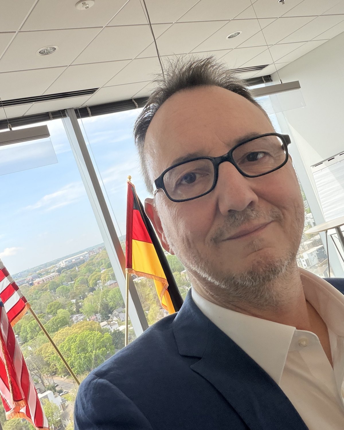 Dittmar Mueller, CEO von Standbuilder International, Inc. – deutschsprachiger Ansprechpartner für Messestand und Messebau in San Diego, vor US- und Deutschland-Flagge
