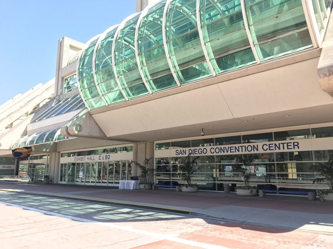 Eingang des San Diego Convention Center mit der markanten Glasarchitektur