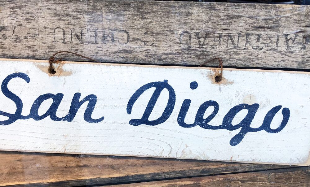 Handgemaltes San-Diego-Schild auf rustikalen Holzkisten